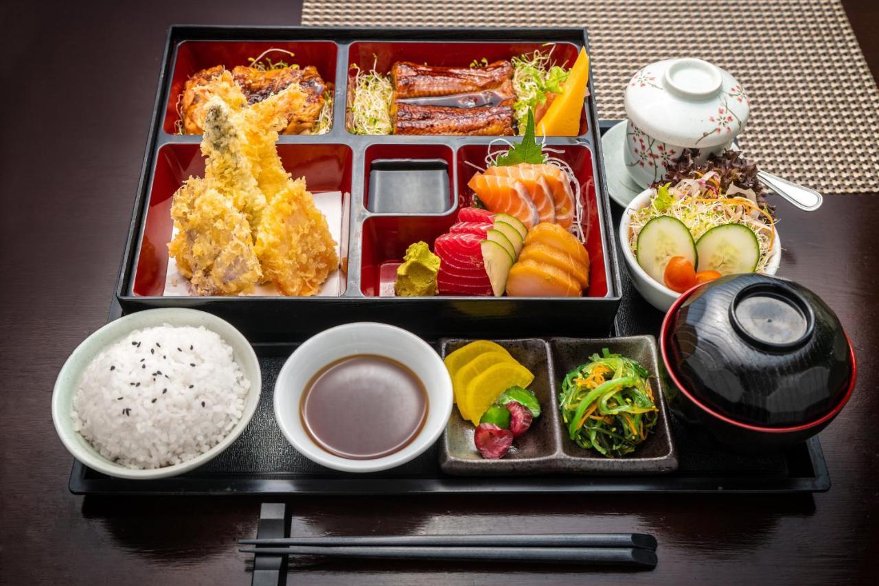 Glenmarie Hotel And Golf Resort Shah Alam Exterior photo A Japanese bento
