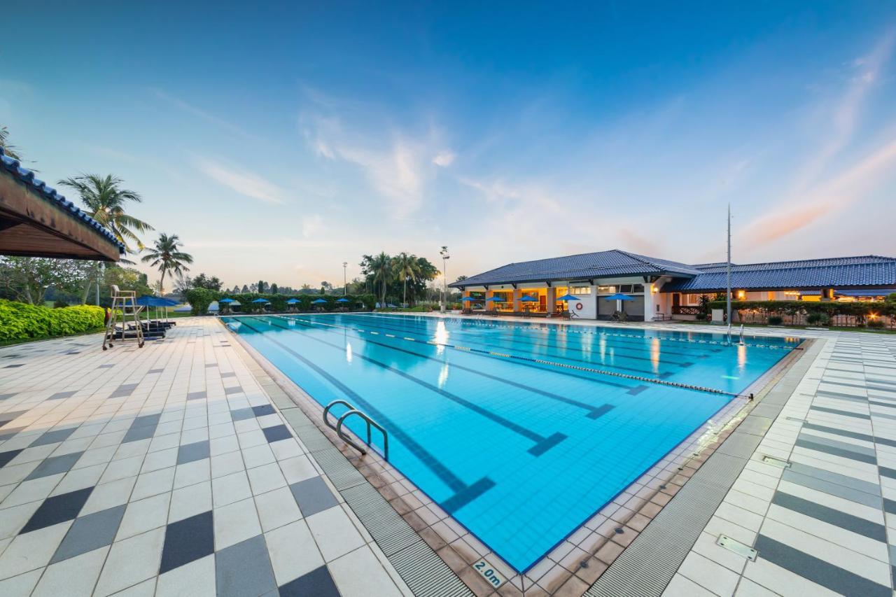 Glenmarie Hotel And Golf Resort Shah Alam Exterior photo The swimming pool at the Royal Thai Navy Sports Club