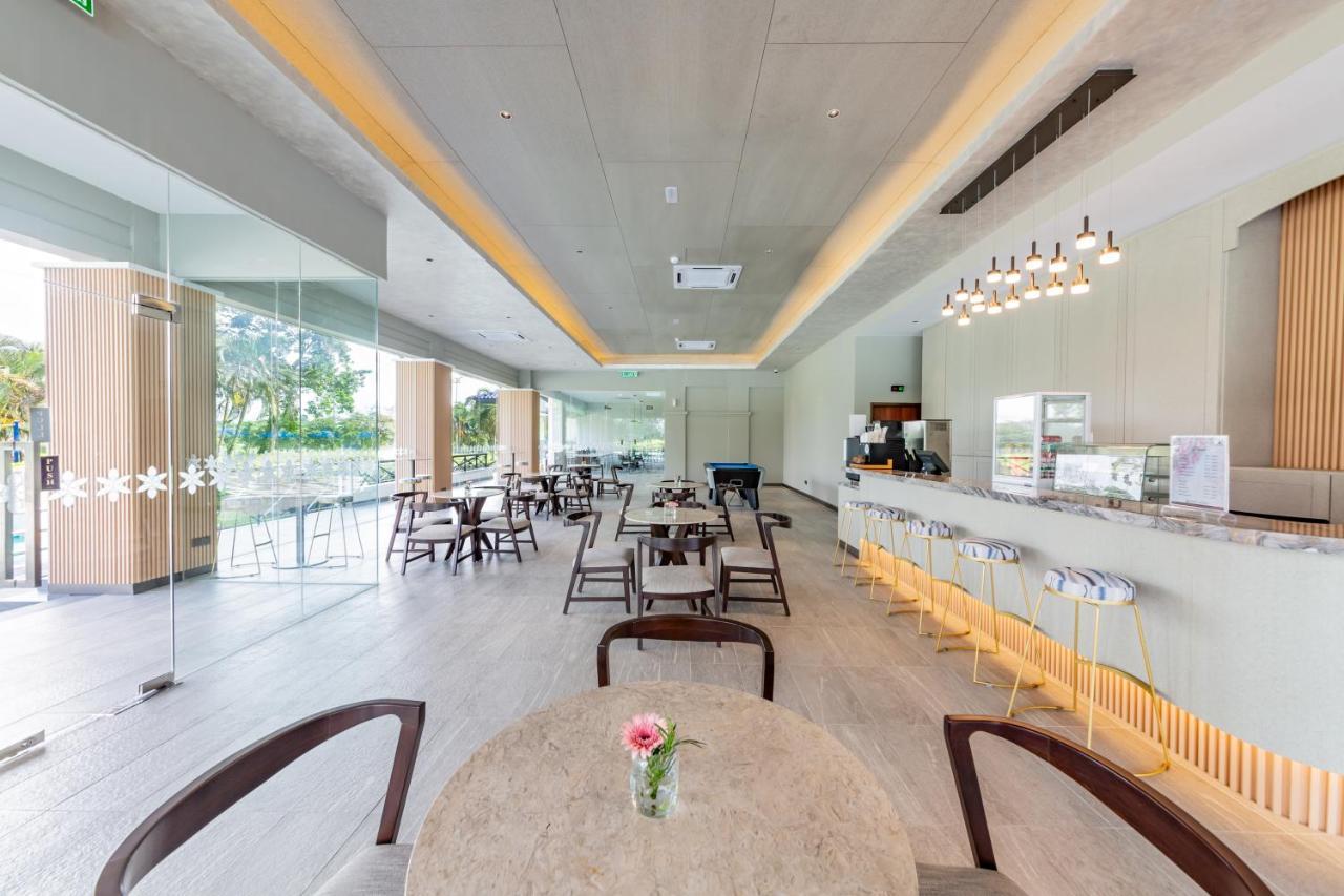 Glenmarie Hotel And Golf Resort Shah Alam Exterior photo The interior of the lounge