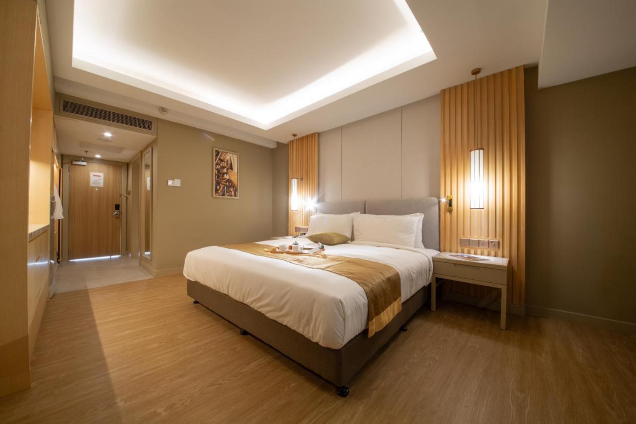 Glenmarie Hotel And Golf Resort Shah Alam Exterior photo Deluxe Room