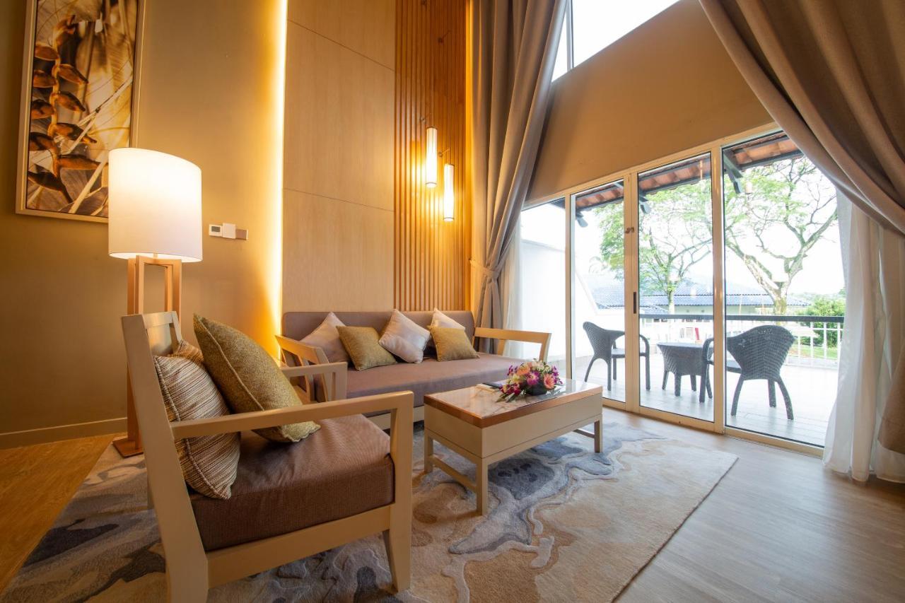 Glenmarie Hotel And Golf Resort Shah Alam Exterior photo A living room in a hotel