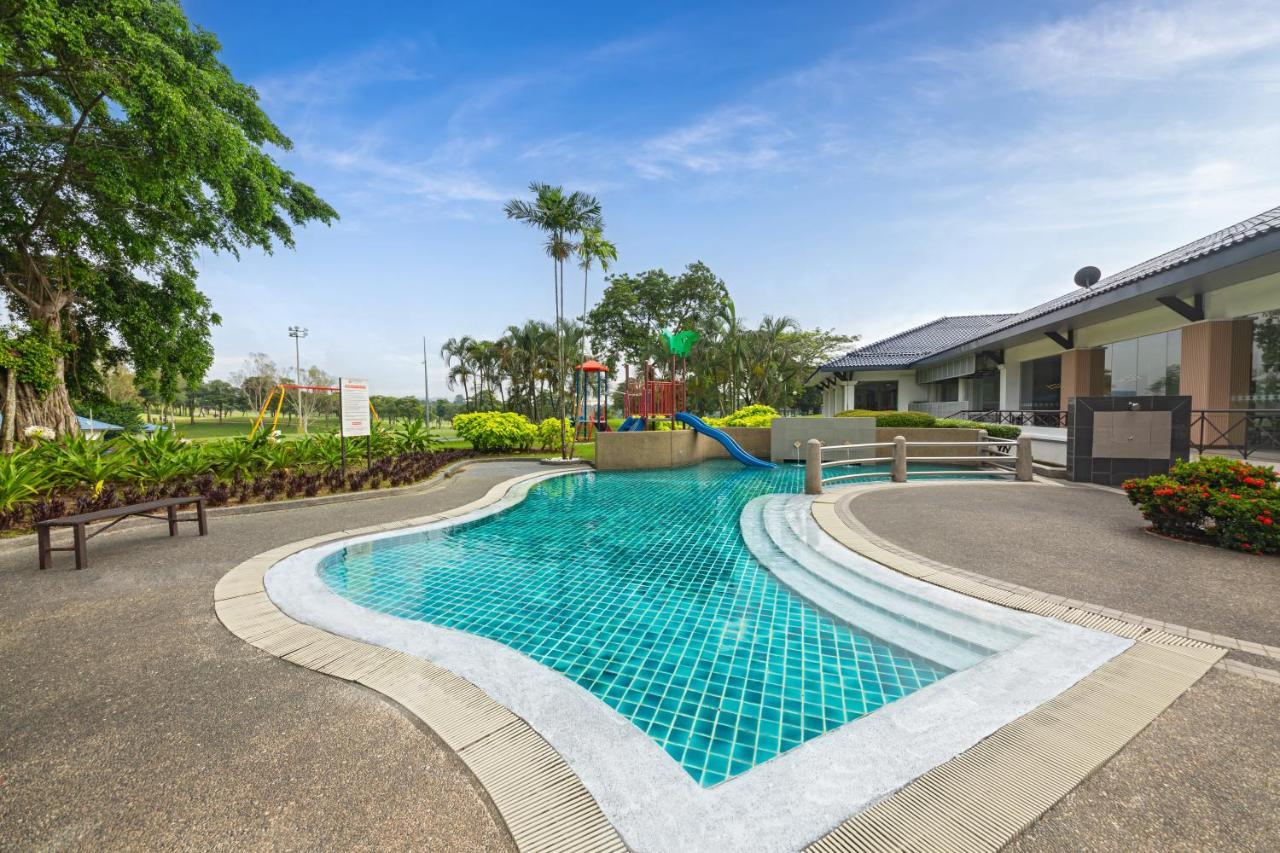 Glenmarie Hotel And Golf Resort Shah Alam Exterior photo The swimming pool at the Royal Thai Police Sports and Recreation Centre