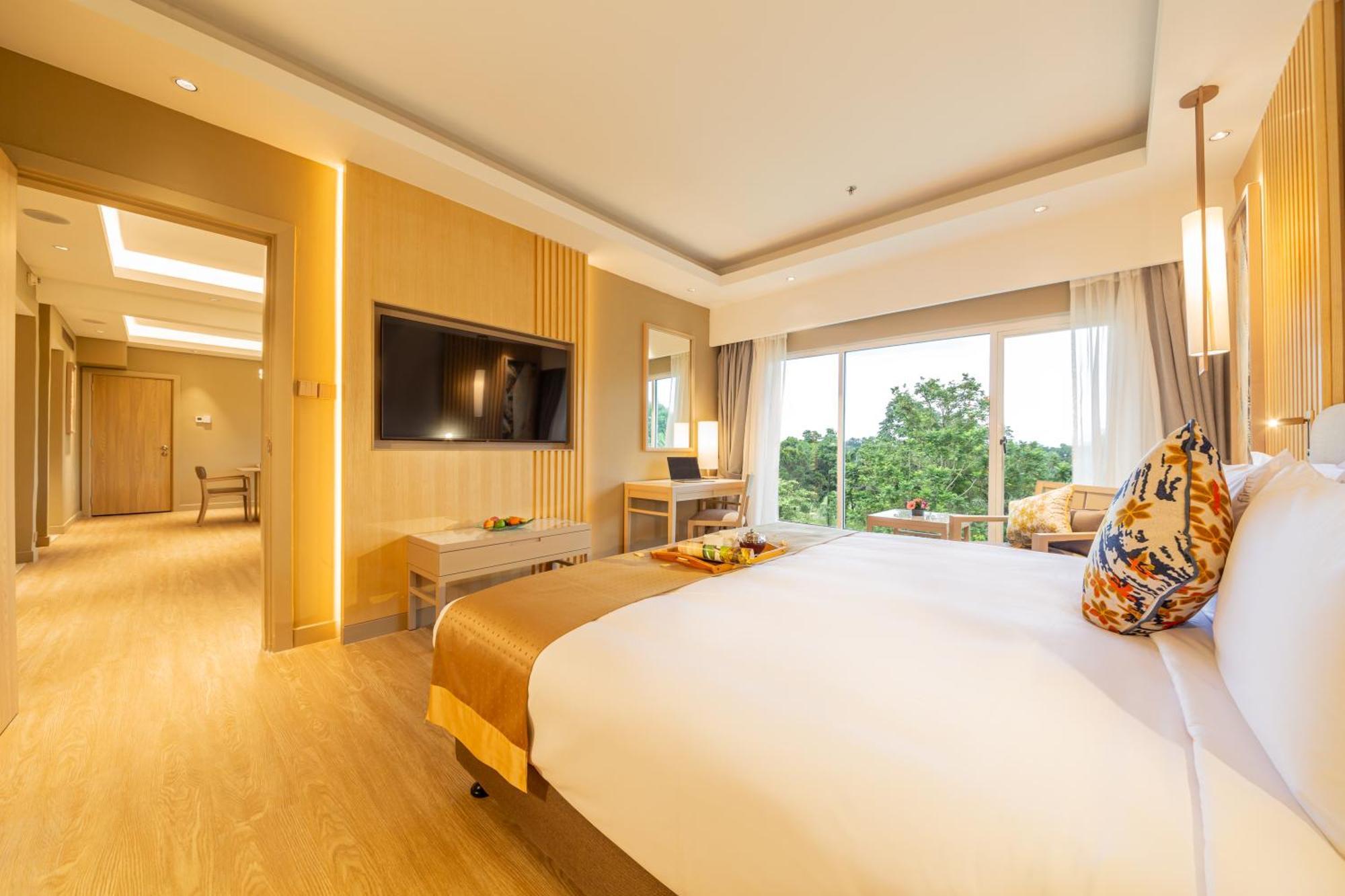 Glenmarie Hotel And Golf Resort Shah Alam Exterior photo Deluxe Suite